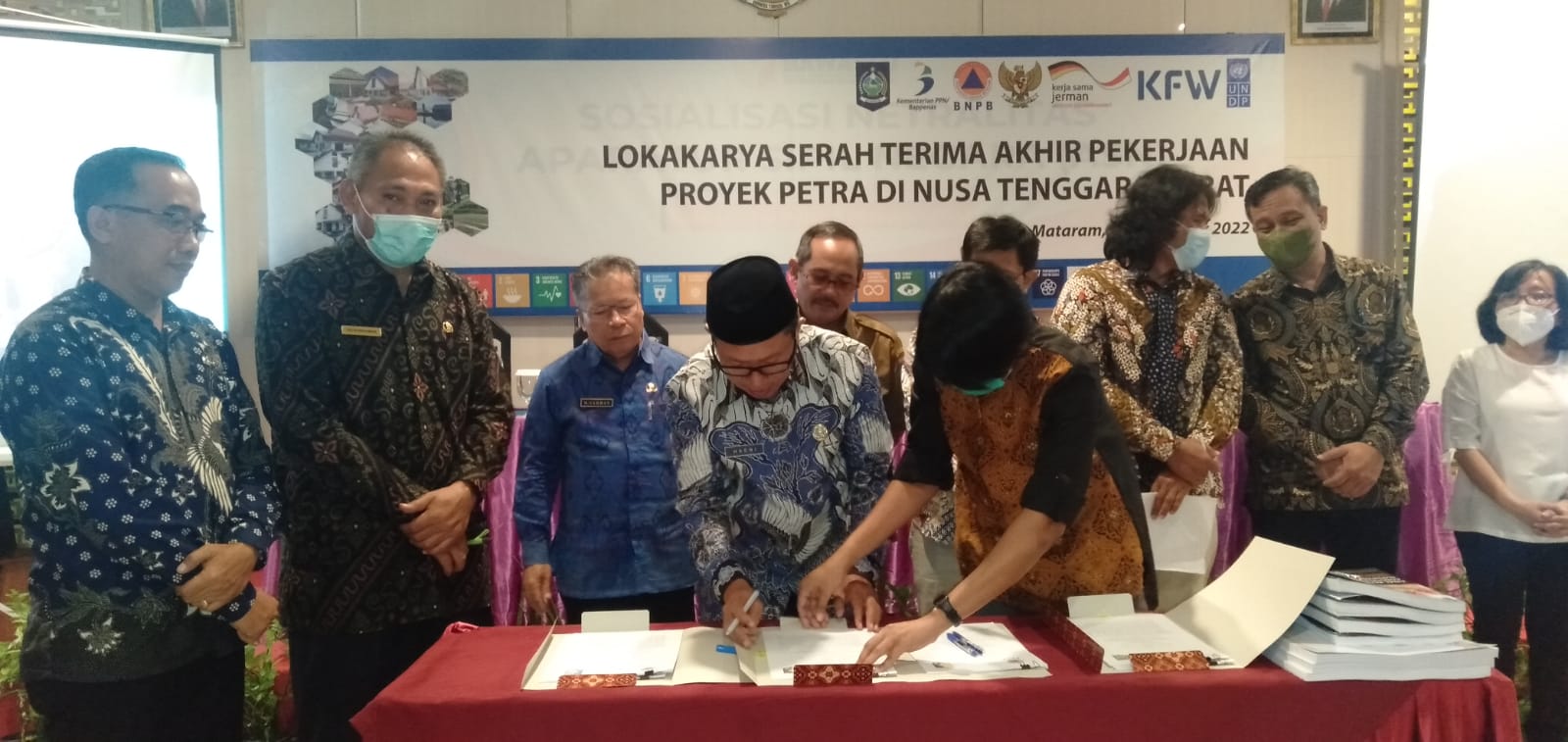 Penandatanganan naskah hibah dan BAST BMN pada BNPB proyek kegiatan PETRA kerjasama dg UNDP kepada Pemda Lombok Timur. (06-12-2022)